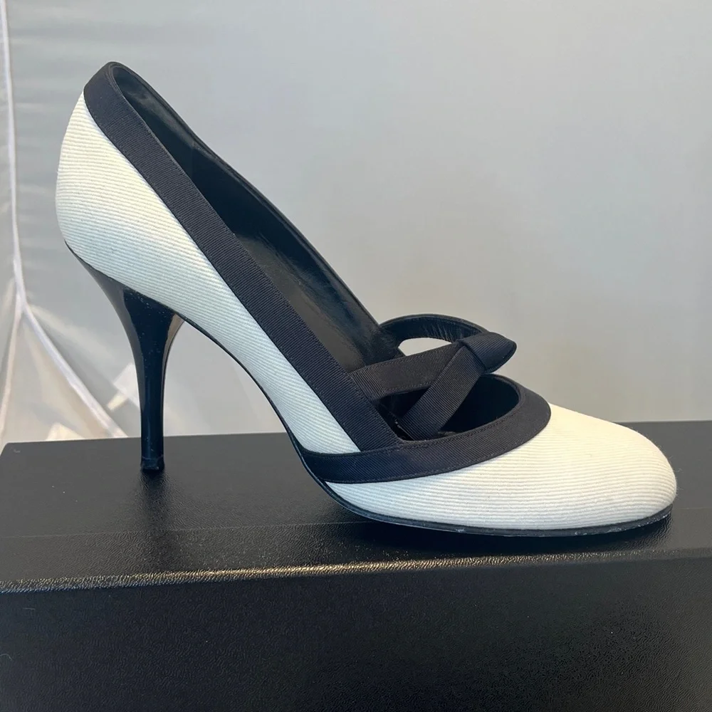 Chanel Interlocking CC High Heel Pumps - Picture 2 of 14